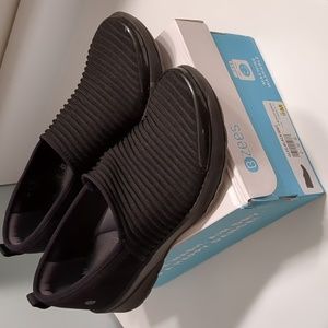 Bzees Glee comfort shoe, size 9